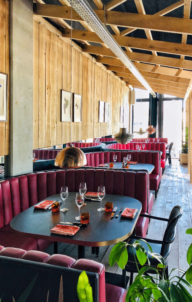 Au centre du restaurant se dresse un bar imposant, habillé de faïence orange vif et vert sapin, d’où sont servies des cocktails sur mesure et toutes les boissons comme en atteste l’impressionnante collection ...